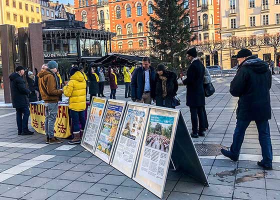 Image for article Stockholm, Sweden: Braving the Cold to Help Stop the Persecution of Falun Gong