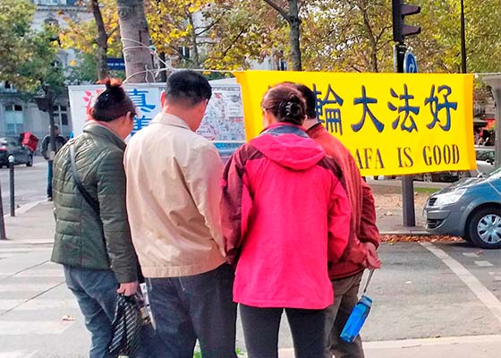 Image for article Paris, France: Over 30 Chinese Tourists Quit the Communist Party Organizations at the Eiffel Tower