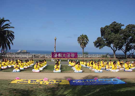 Image for article Los Angeles: Learning About Falun Gong at Santa Monica State Beach