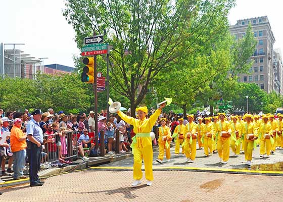 Image for article Falun Gong Waist Drum Team Performs in Philadelphia Independence Day Parade