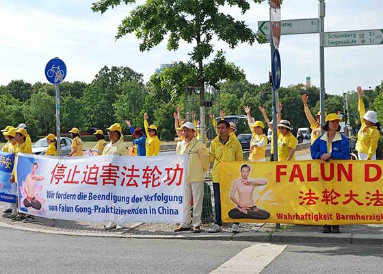 Image for article German Falun Gong Practitioners Call on Visiting Chinese Premier to End Persecution