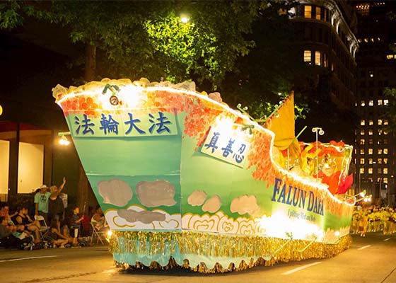 Image for article Falun Gong Shines at Seafair Torchlight Parade