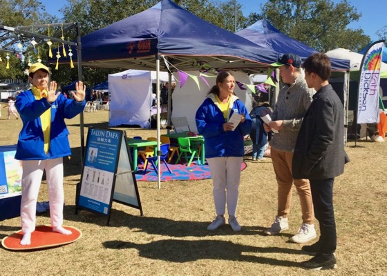 Image for article Culture Festival Visitors Embrace Falun Gong