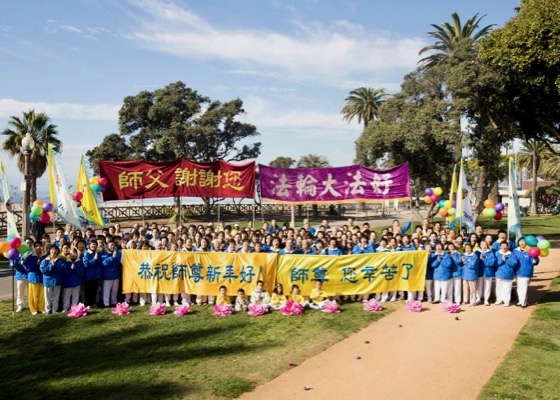 Image for article Los Angeles: Falun Dafa Practitioners Express Their Gratitude and Wish Revered Master a Happy New Year
