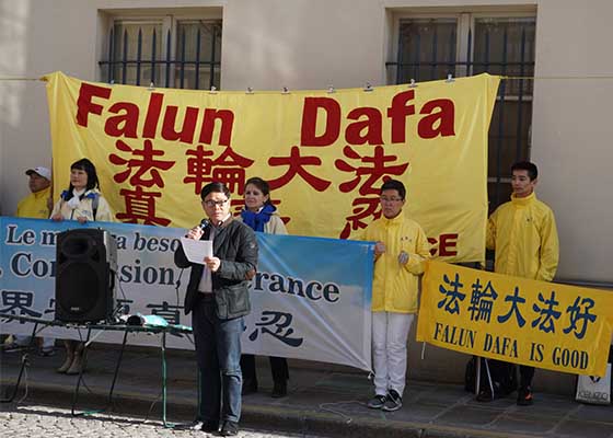 Image for article Falun Gong Practitioners Protest in Front of the Chinese Embassy in France Against Decades of Persecution in China