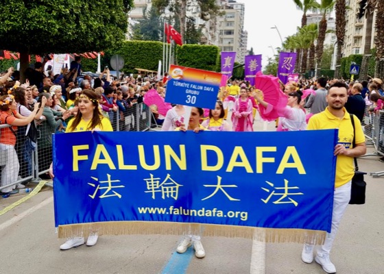 Image for article Turkey: Falun Dafa Draws Great Interest During Adana International Orange Blossom Festival