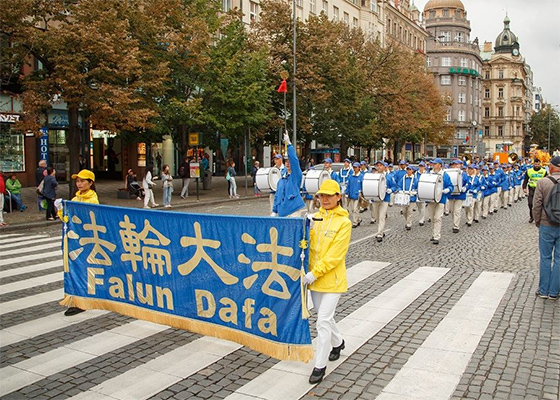 Image for article Czech Republic: Rallies and Parade in Prague Call for an End to the Persecution of Falun Dafa in China