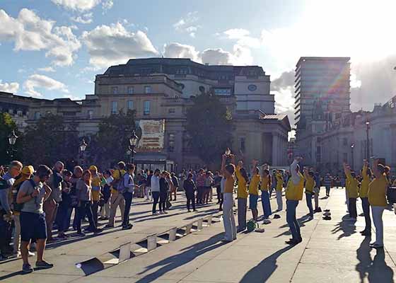 Image for article London: Falun Gong Activities at Tourist Attractions Raise Awareness 