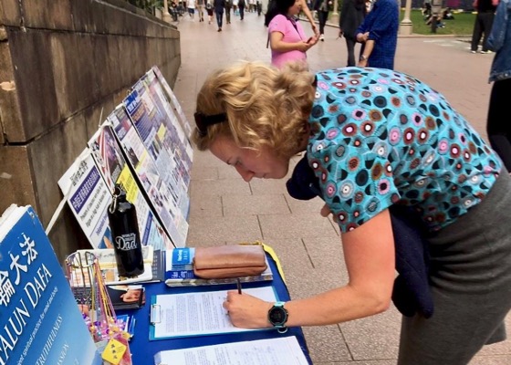 Image for article Australia: People Condemn the Persecution During Popular Event in Sydney