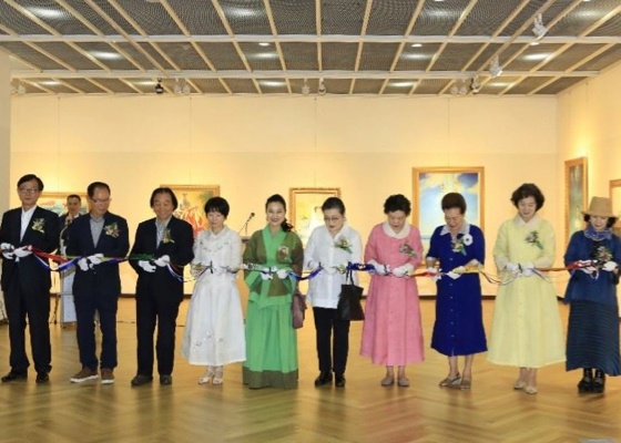 Image for article South Korea: The Art of Zhen Shan Ren Brings the Beauty of Falun Dafa to Busan Residents