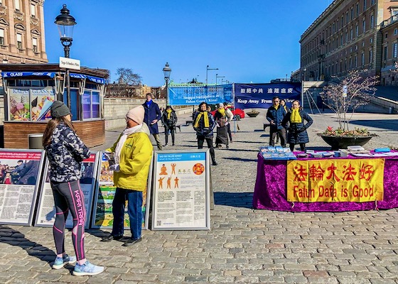 Image for article Sweden: Falun Gong Practitioners Raise Awareness of the Persecution Amid the Coronavirus Pandemic