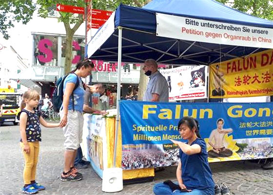 Image for article Dortmund, Germany: Falun Dafa Information Day Attracts Locals