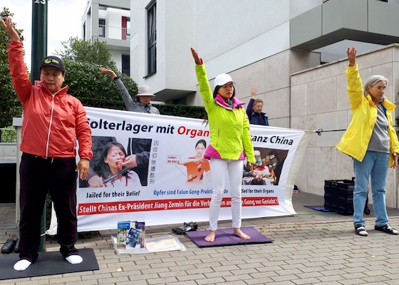 Image for article Düsseldorf, Germany: People Learn the Facts from Falun Gong Practitioners Near the Chinese Consulate
