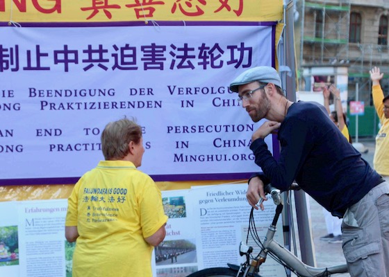 Image for article Switzerland: Public Support and Gratitude at Falun Dafa Events in Three Cities