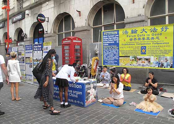 Image for article London Residents: Falun Dafa Practitioners' Efforts Help Everyone in the World