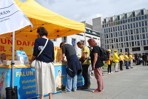 Image for article Berlin, Germany: People Find Hope from Falun Dafa