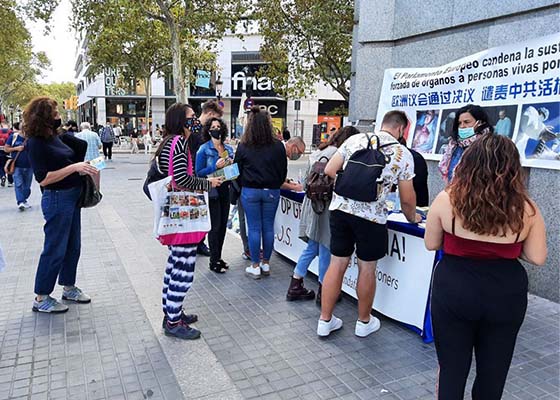 Image for article Barcelona, Spain: Practitioners Continue Raising Awareness about Falun Dafa and the Persecution in China Despite Pandemic