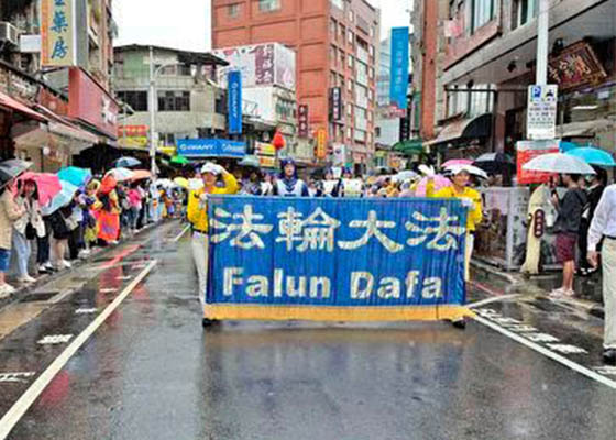 Image for article Taiwan: Performance by Falun Dafa Practitioners in Local Parade Stirs People’s Hearts