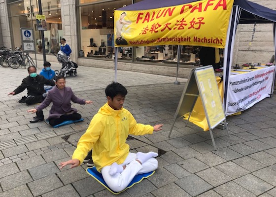 Image for article Germany: People at Falun Dafa Information Day in Stuttgart Condemn the Ongoing Persecution in China