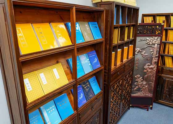 Image for article Tianti Bookstore in Hong Kong Attracts People Interested in Learning Falun Dafa