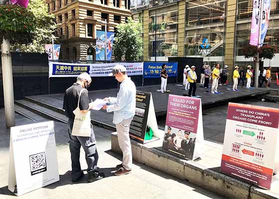 Image for article Australia: People in Sydney Offer New Year Greetings and Condemn the CCP's Organ Harvesting