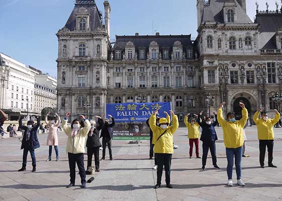 Image for article Paris, France: Strong Voices of Support at City Hall Square