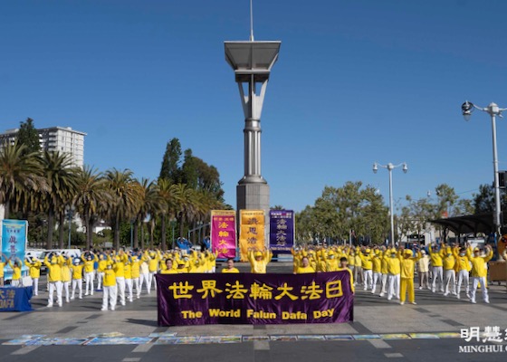 Image for article California: Practitioners in San Francisco Hold Parade to Celebrate World Falun Dafa Day and Wish Dafa’s Founder a Happy Birthday