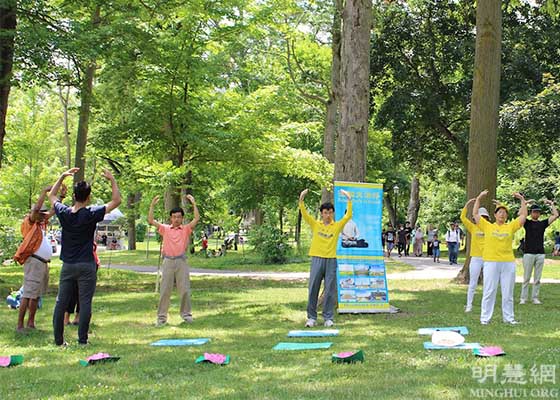 Image for article Canada: International Tourists Learn Falun Dafa at Niagara Falls Practice Site
