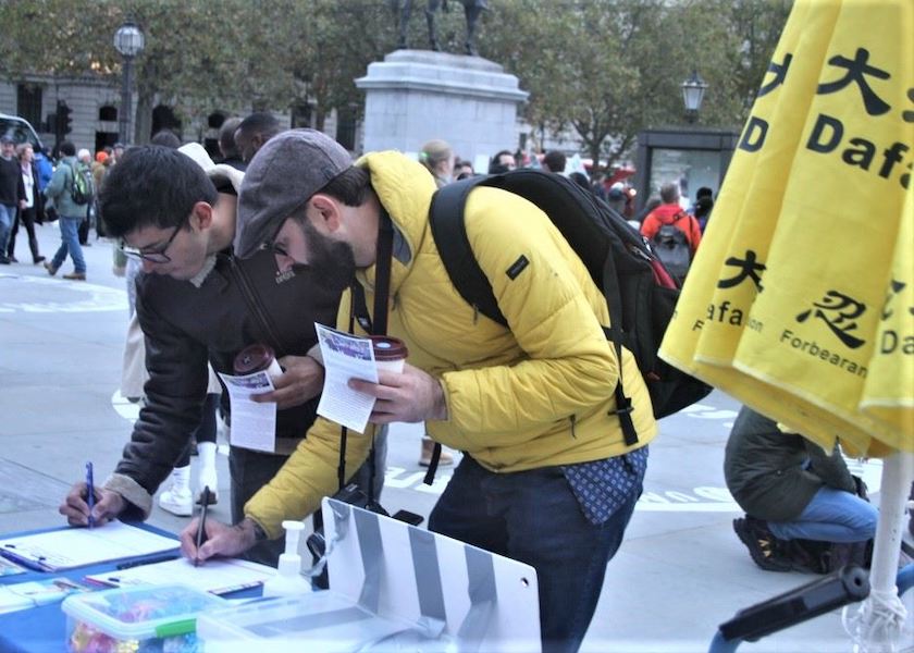 Image for article London: Falun Dafa Practitioners Hold Outdoor Events to Raise Awareness as Pedestrian Traffic Increases