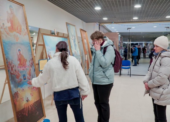 Image for article Russia: People Learn About Falun Dafa and the Persecution During The Art of Zhen-Shan-Ren Exhibition in Moscow