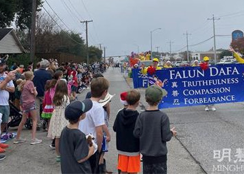 Image for article Texas: Grand Marshall’s Award Goes to Falun Gong Contingent in Richardson Christmas Parade