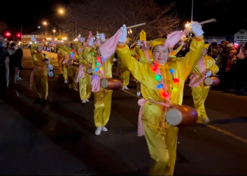 Image for article Connecticut: Falun Dafa Greeted with Applause at Branford Holiday Parade and Tree Lighting