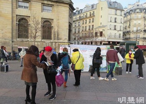 Image for article Paris: People Sign a Petition to Support Falun Dafa Practitioners in Resisting the Persecution in China