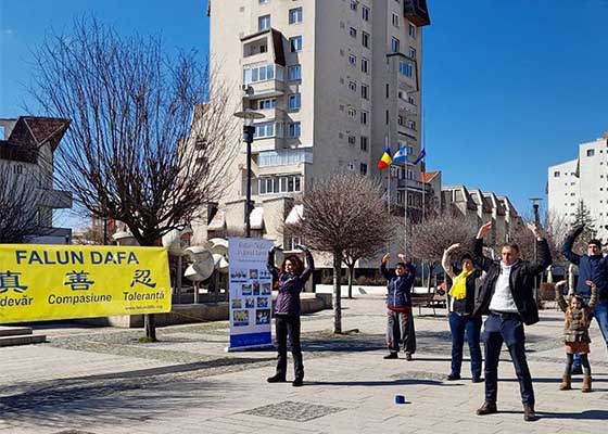 Image for article Romania: People in Târgu Mureș Learn about Falun Dafa