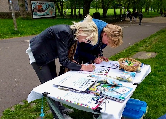 Image for article Scotland: Practitioners Celebrate World Falun Dafa Day and Tell People About Falun Dafa