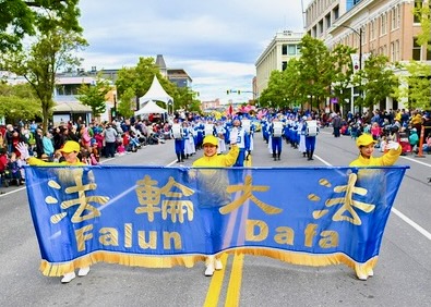 Image for article Canada: Practitioners Display Falun Dafa’s Magnificence at the Victoria Day Parade in British Columbia
