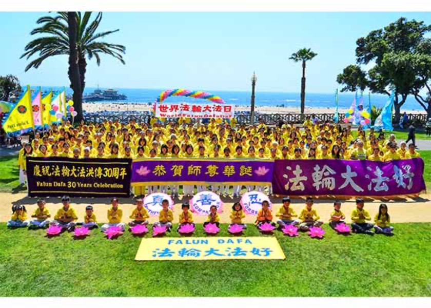 Image for article Los Angeles, California: Practitioners Celebrate World Falun Dafa Day at Santa Monica Beach