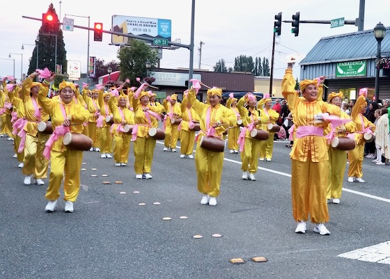 Image for article Seattle: Falun Dafa Practitioners Participate in the Marysville Strawberry Festival