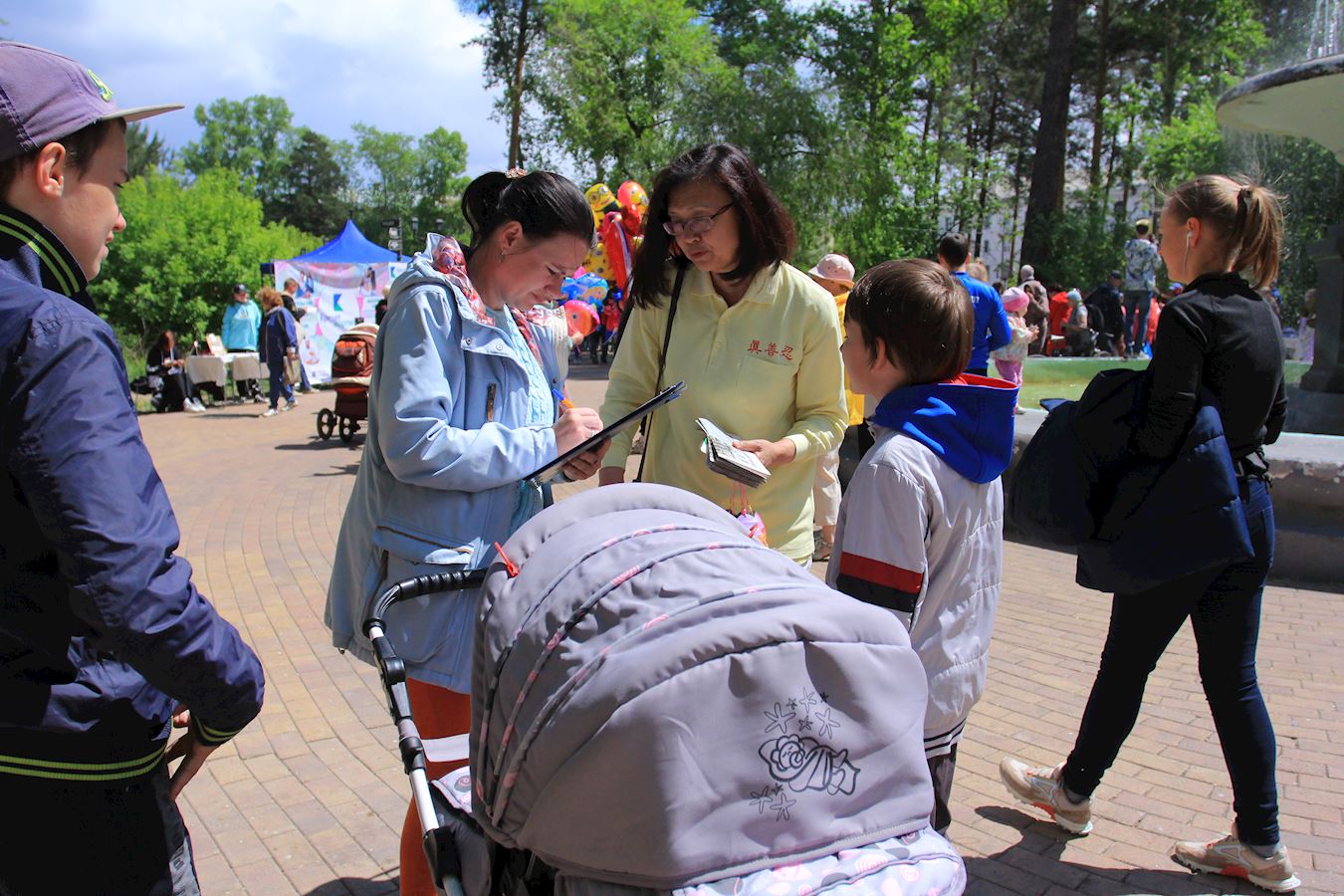 Image for article Russia: Introducing Falun Dafa During the Angarsk City Day Celebration