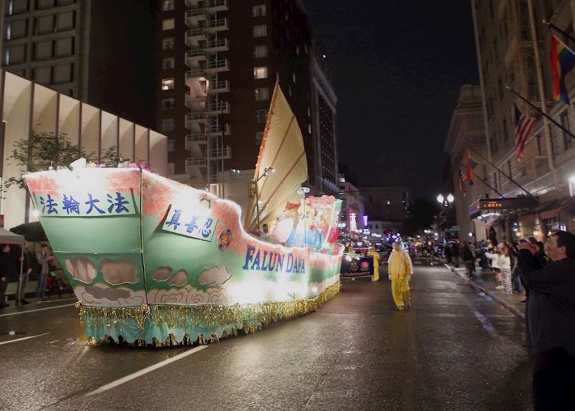 Image for article Oregon, U.S.A.: Falun Dafa Float Glows at Starlight Parade