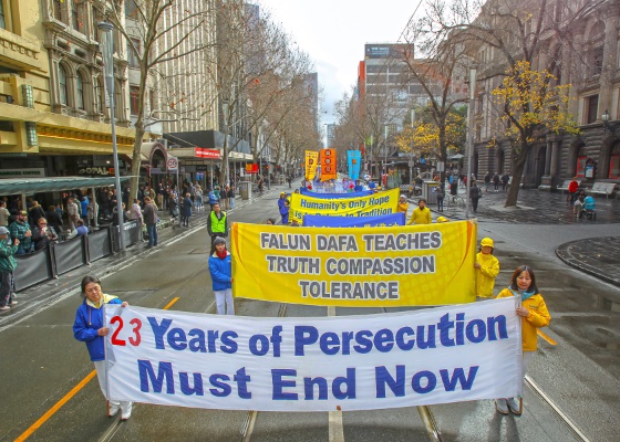 Image for article Melbourne, Australia: March Protesting the CCP’s 23-Year-Long Persecution of Falun Gong Touches the Public
