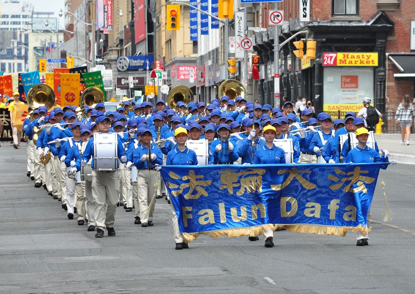 Image for article Toronto: Public Praises Falun Dafa During Parade Held to Expose Persecution in China