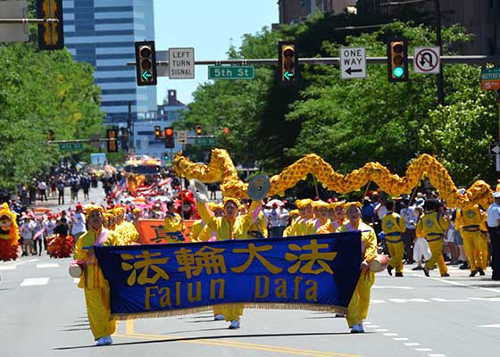 Image for article Philadelphia, USA: People Commend Falun Dafa at Two Independence Day Parades
