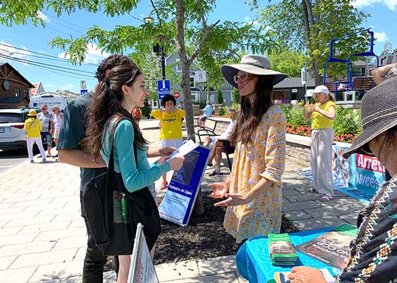 Image for article Quebec, Canada: People Express Their Appreciation for Falun Dafa During Event at Popular Tourist Destination