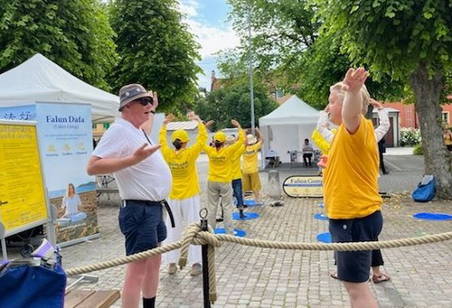 Image for article Visby, Sweden: Practitioners Raise Awareness of the Persecution of Falun Gong in China