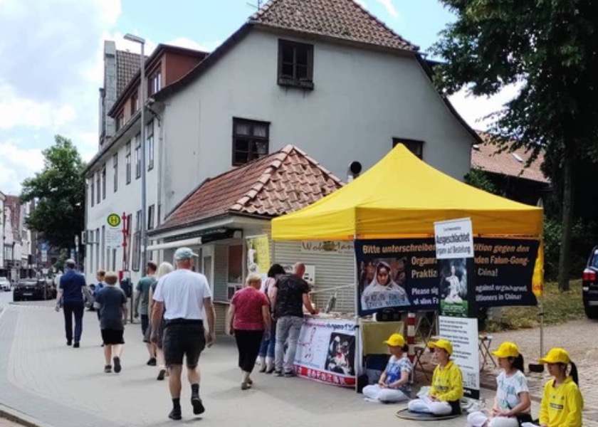 Image for article Germany: People Support Falun Dafa Practitioners’ Peaceful Resistance to End the Persecution