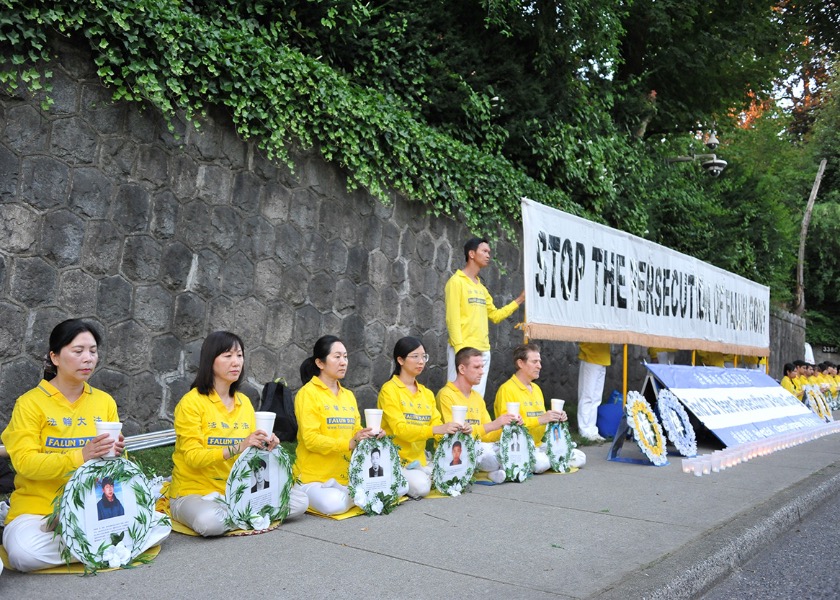 Image for article Vancouver: Candlelight Vigil Commemorates Falun Gong Practitioners Who Died During Chinese Regime’s 23-Year-Long Persecution