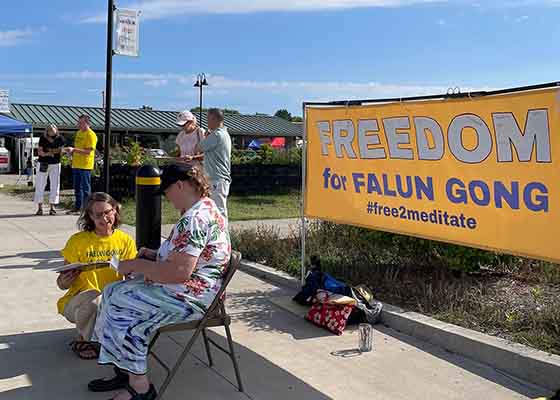 Image for article Columbia, Missouri: Banner-signing and Petition Drive Held at Popular Farmers Market