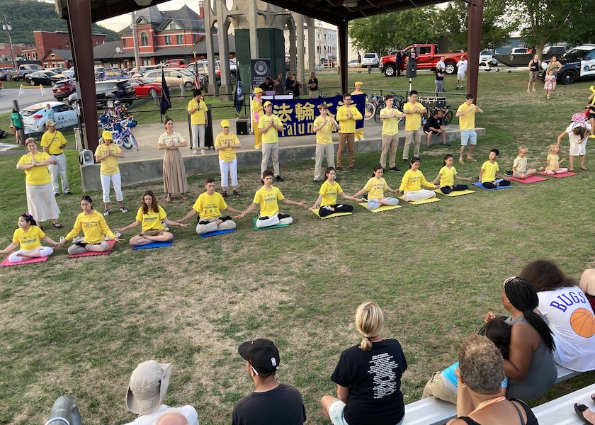 Image for article New York: Falun Dafa Practitioners Participate in National Night Out