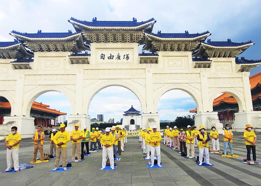 Image for article Taipei, Taiwan: Practitioners Share the Benefits of Falun Dafa During Events at Liberty Square